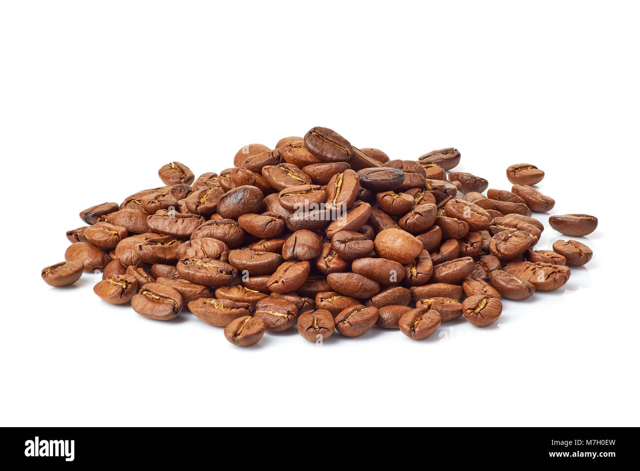 Montón de granos de café en blanco Foto de stock
