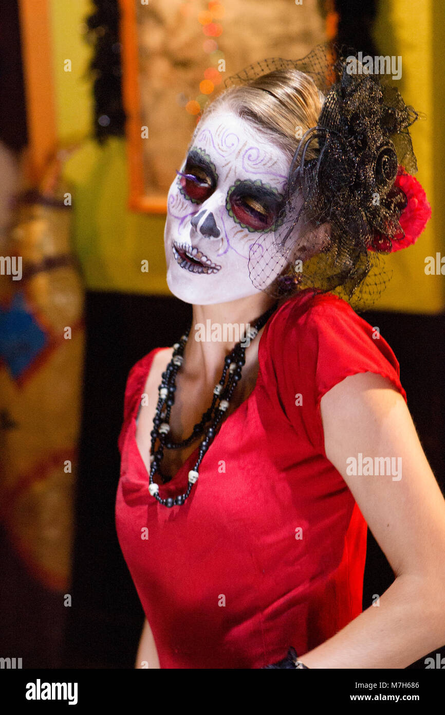 Señora de los muertos, La Calavera Catrina, vestido para el Día de los  muertos, Día de Muertos, una fiesta nacional mexicana Fotografía de stock -  Alamy