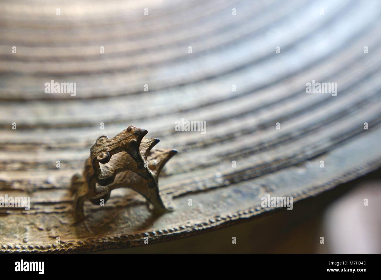 Tres ranas en la superficie de bronce antiguo tambor. Tambor de rana o lluvia el tambor en Tailandia Foto de stock