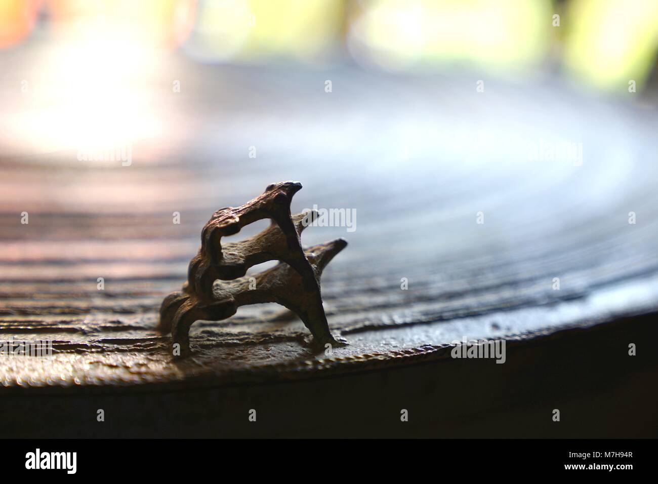 Tres ranas en la superficie de bronce antiguo tambor. Tambor de rana o lluvia el tambor en Tailandia Foto de stock