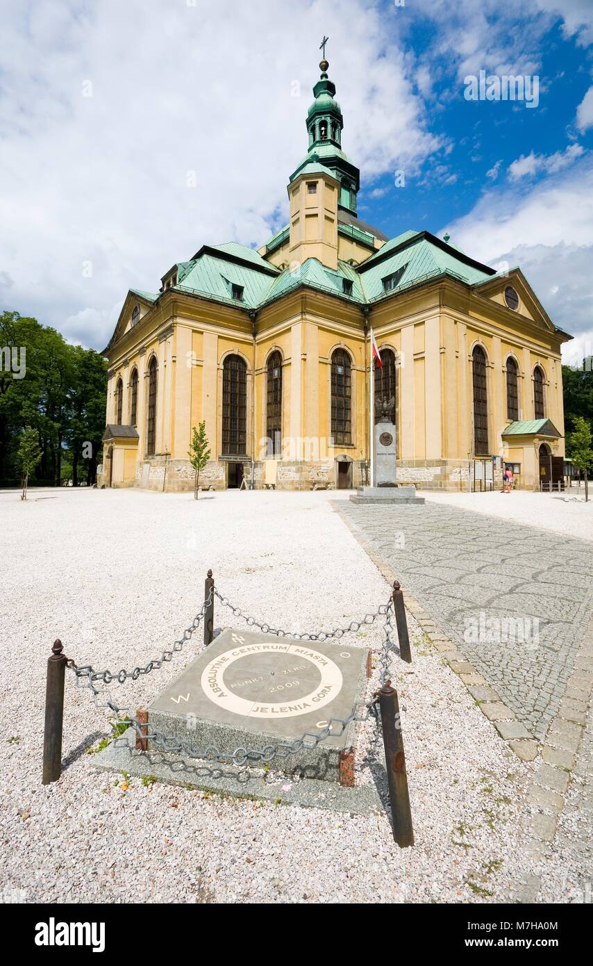 Punto central (punto cero) de Jelenia Gora, Polonia. Antigua Iglesia Evangélica de la gracia en el fondo Fotografía de stock - Alamy Punto central (punto cero) de Jelenia Gora, Polonia. Antigua Iglesia Evangélica de la gracia en el fondo Fotografía de stock - Alamy