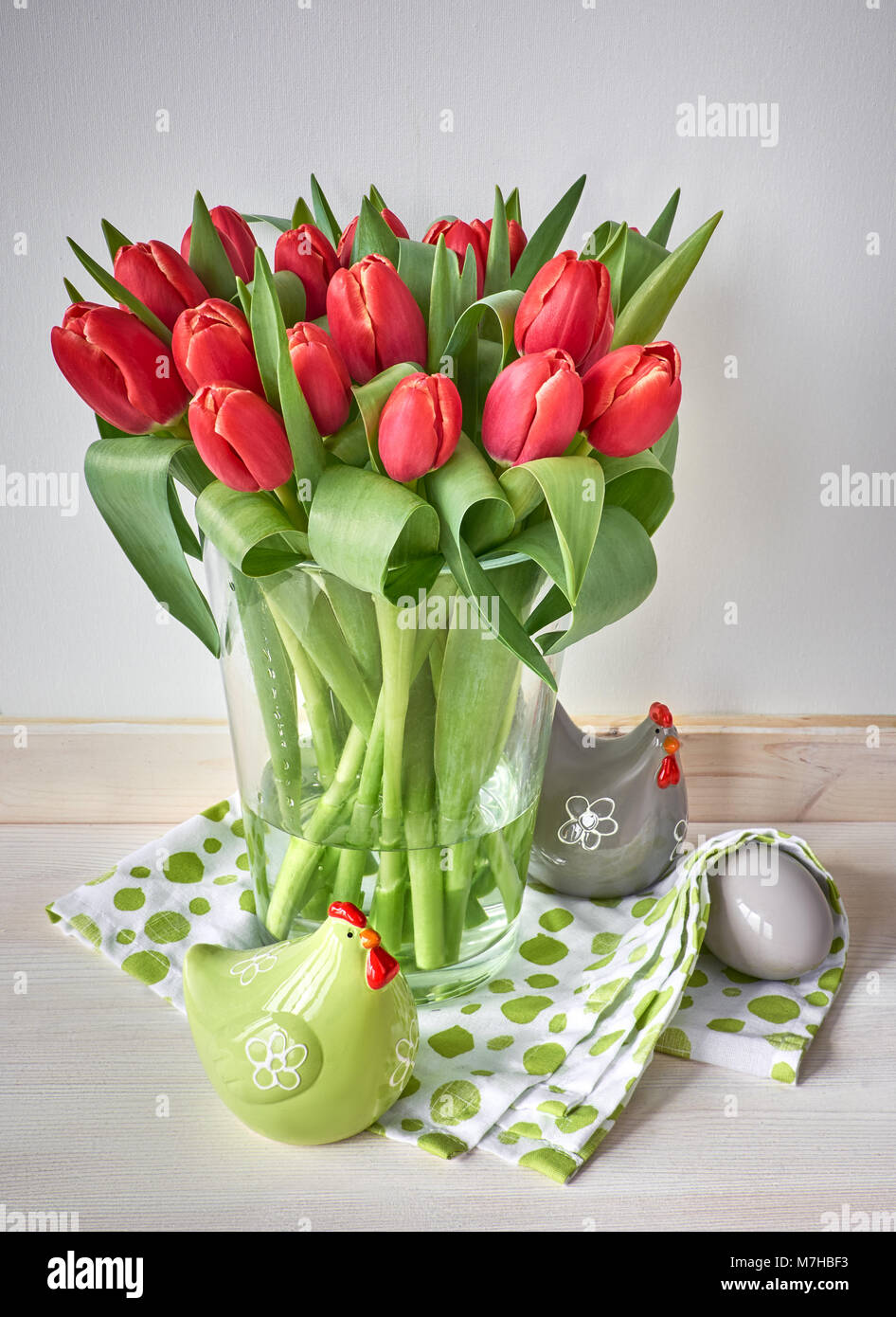 Fondo de Pascua: Ramo de tulipanes rojos, la decoración primaveral en gris  de fondo rústico, espacio de texto Fotografía de stock - Alamy
