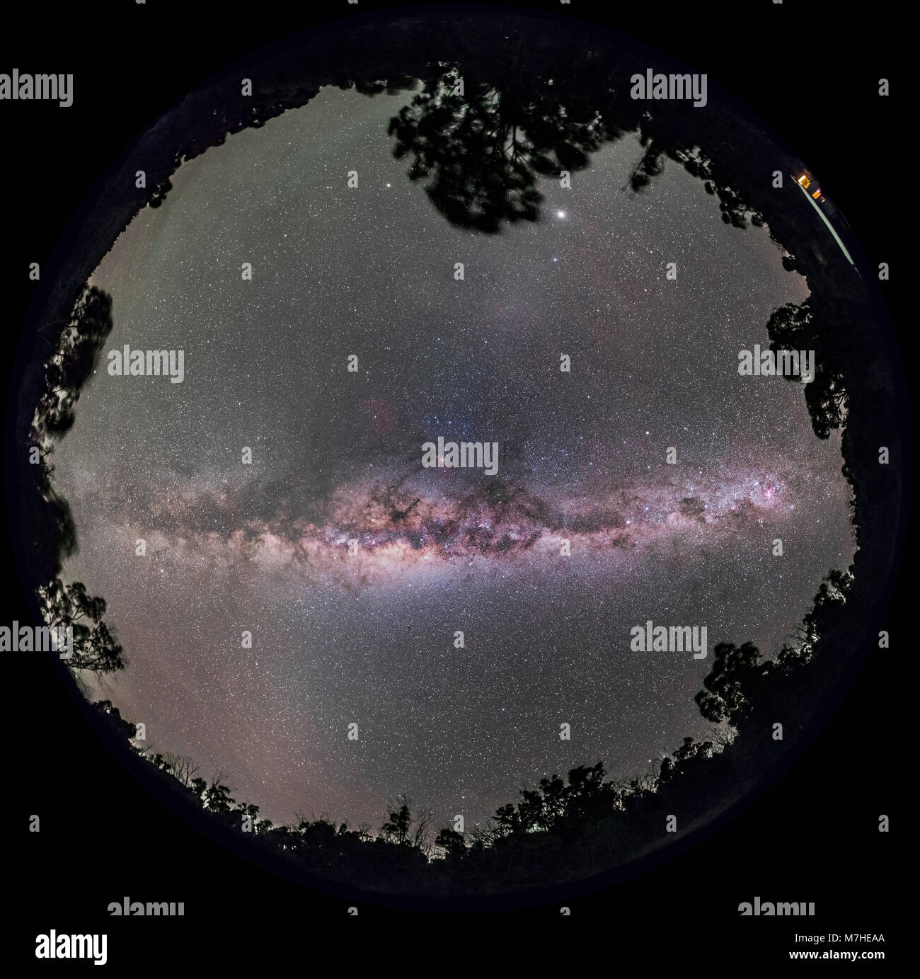 Ojo de pez panorama de la Vía Láctea con el centro galáctico sobrecarga. Foto de stock