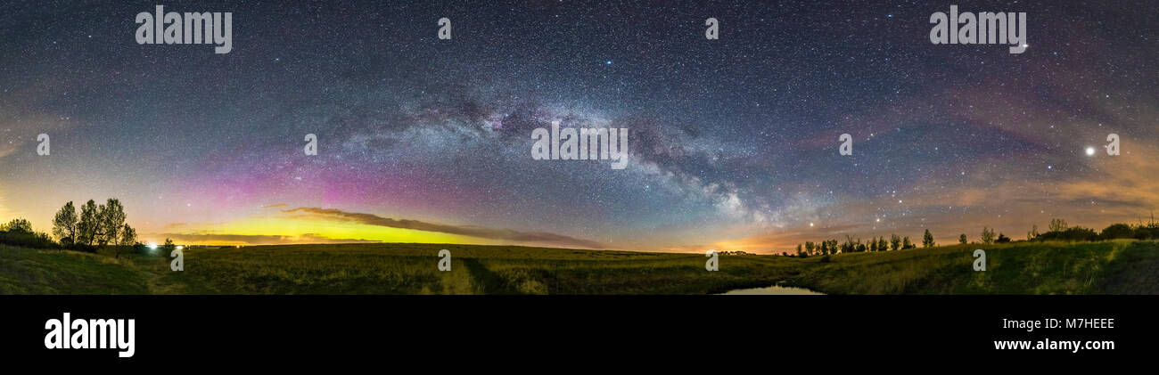 El arco de la Vía Láctea de verano a través de una pradera canadiense Sky en una noche de primavera. Foto de stock