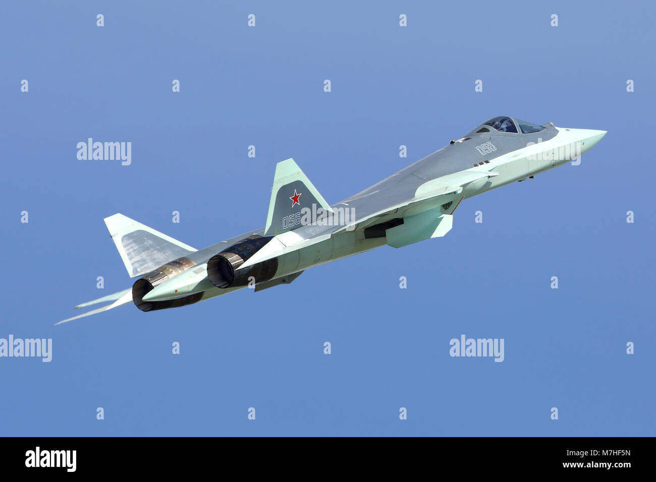 T-50 PAK-FA Ruso caza jet despegando. Foto de stock