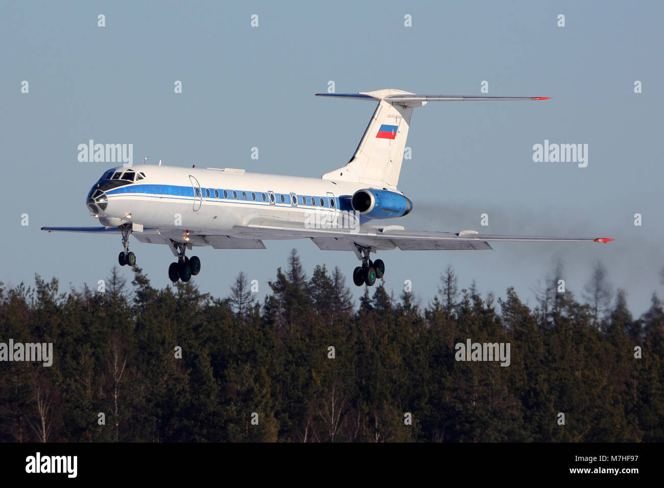 Avión Tu-134A-3 de la fuerza aérea rusa del aterrizaje. Foto de stock