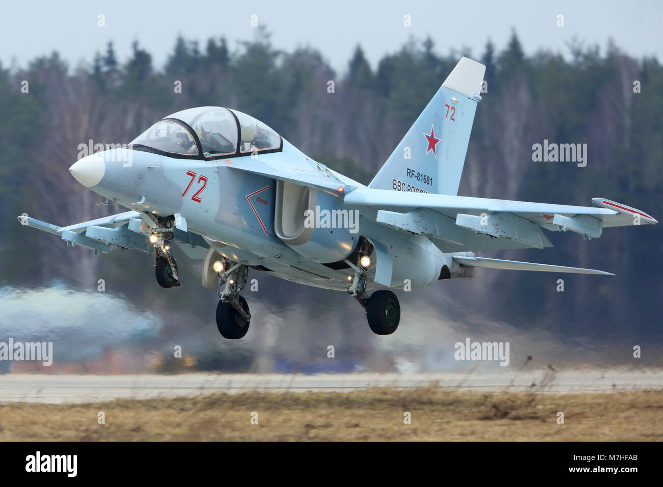 Yak-130 aviones de entrenamiento de la Fuerza Aérea rusa Foto ...