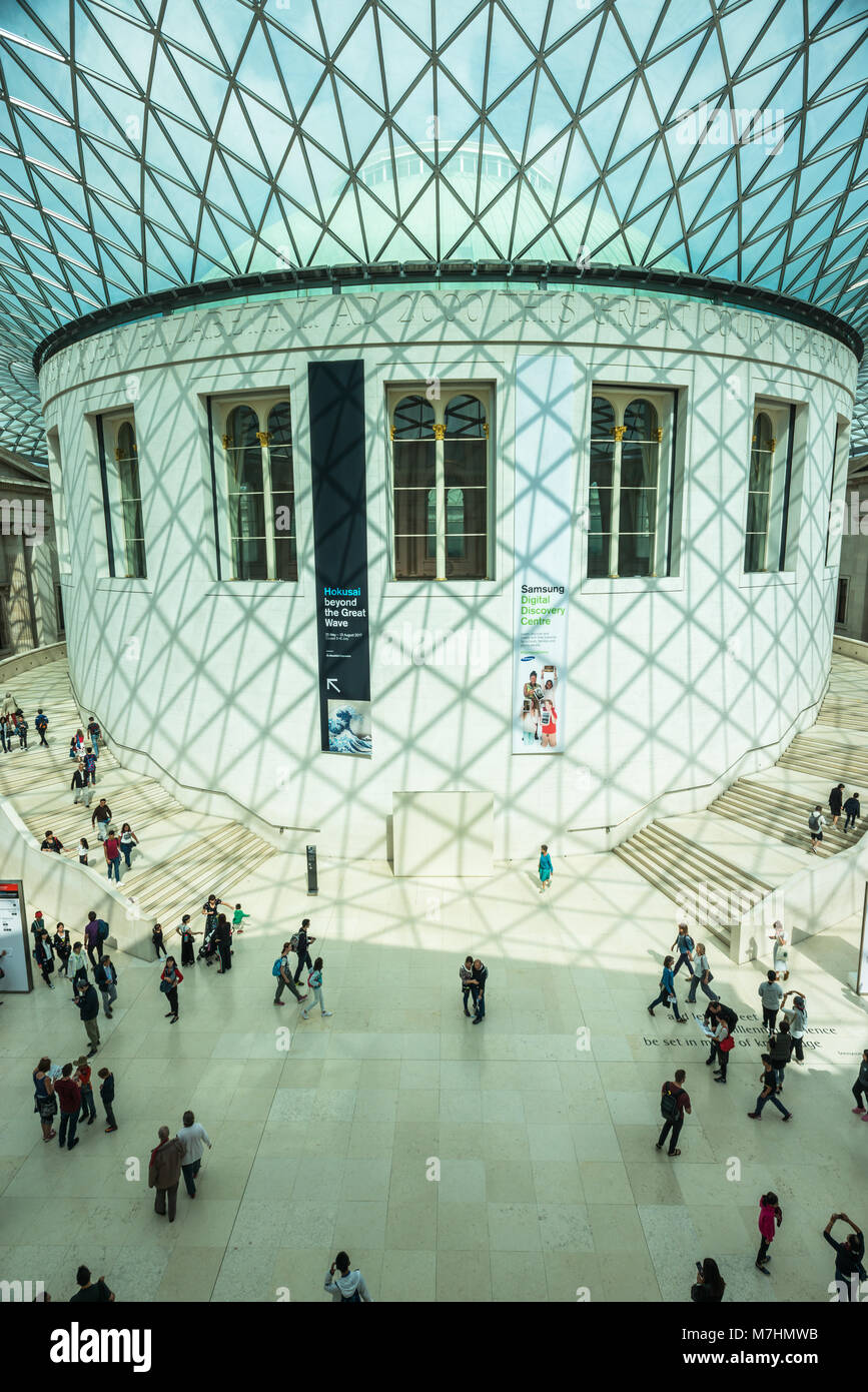 El hall de entrada del Museo Británico, el Great Russell Street, London Foto de stock