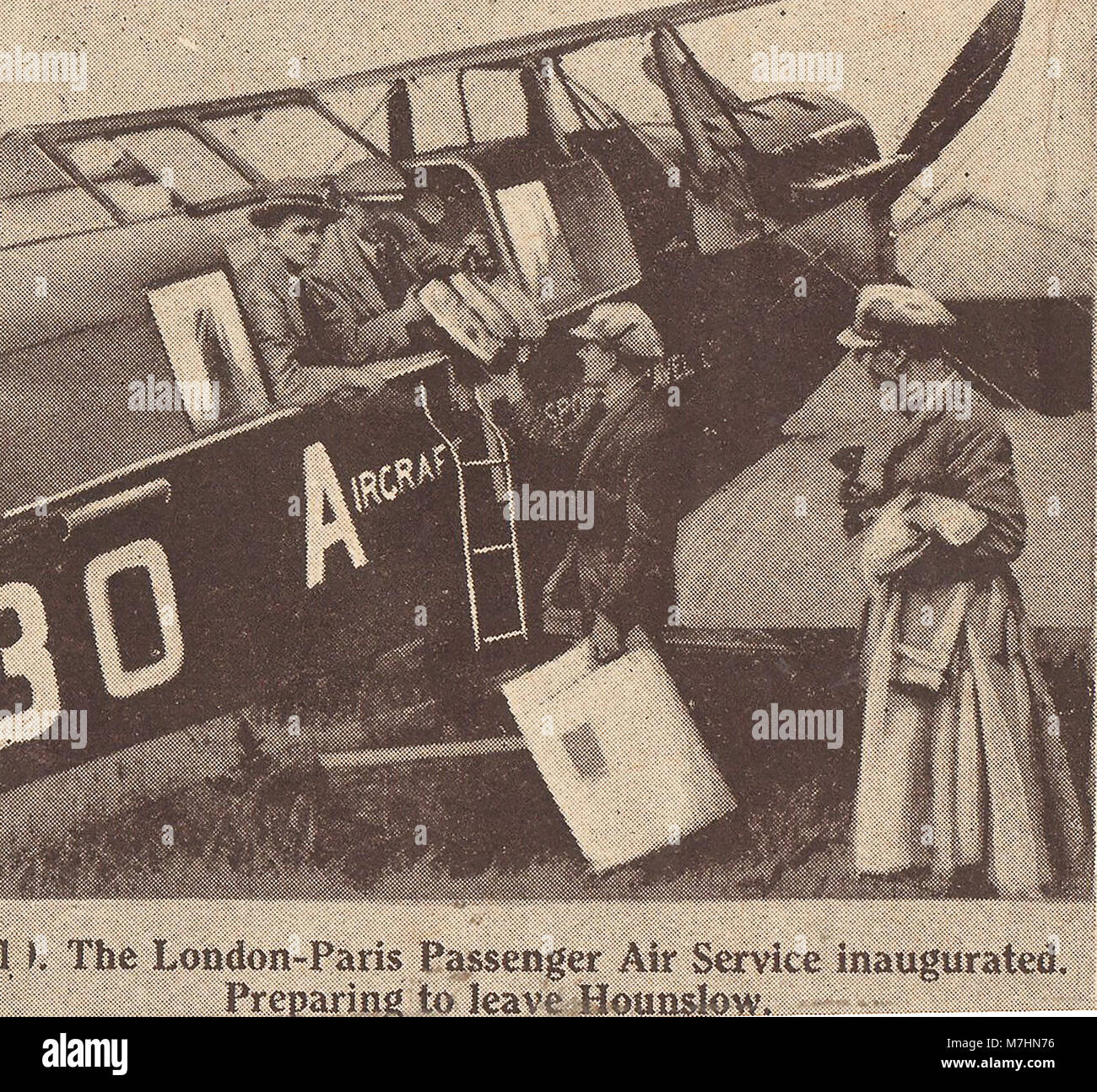 Fotografía de Noticias 1919 mostrando el vuelo inaugural de Londres a Paris Air Service - Hounslow Foto de stock