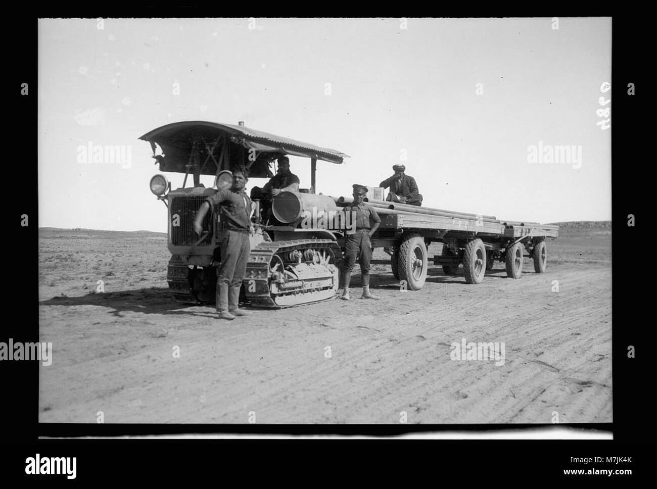 Iraq. Los pozos de petróleo y el campamento de la Iraq Petroleum Company. (5 millas S. de Kirkuk). Acarreo de I.P.C. tubería secciones para sentar a través del desierto a Haifa, el puerto de salida en LOC oriental matpc.16256 Foto de stock