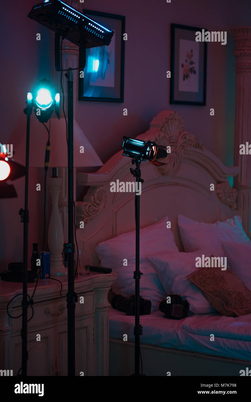 Lámparas de cine profesional con luz continua de pie en el cuarto ... Lámparas de cine profesional con luz continua de pie en el cuarto ...