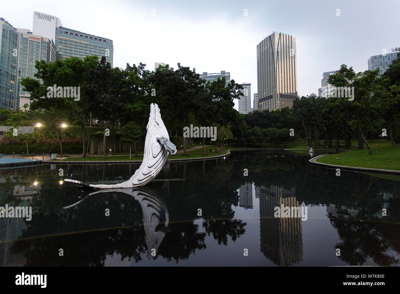 Estanque con esculturas de ballena y doplphins en el parque KLCC. Kuala Lumpur, Malasia Foto de stock