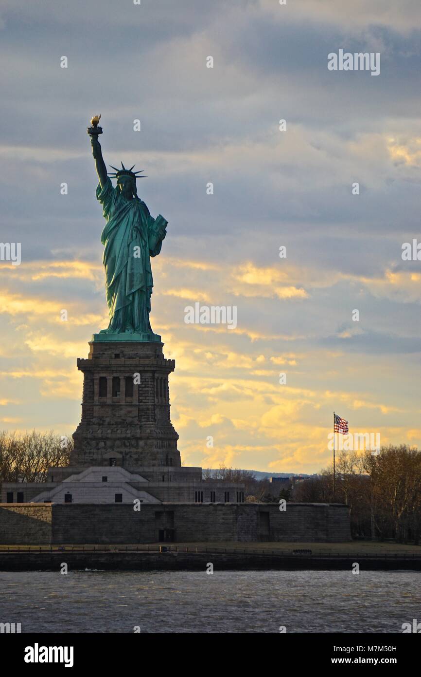 La Estatua de la Libertad (1886) en la isla de La Libertad, el puerto de Nueva York, EE.UU.. regalo del pueblo Francia al pueblo de los Estados Unidos Fotografía de