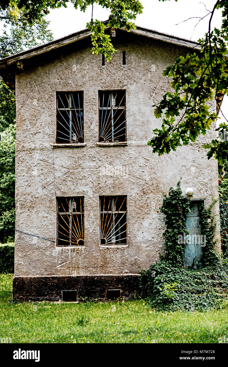 Haus mit vergitterten Fenstern; Casa con ventanas con barrotes Foto de stock