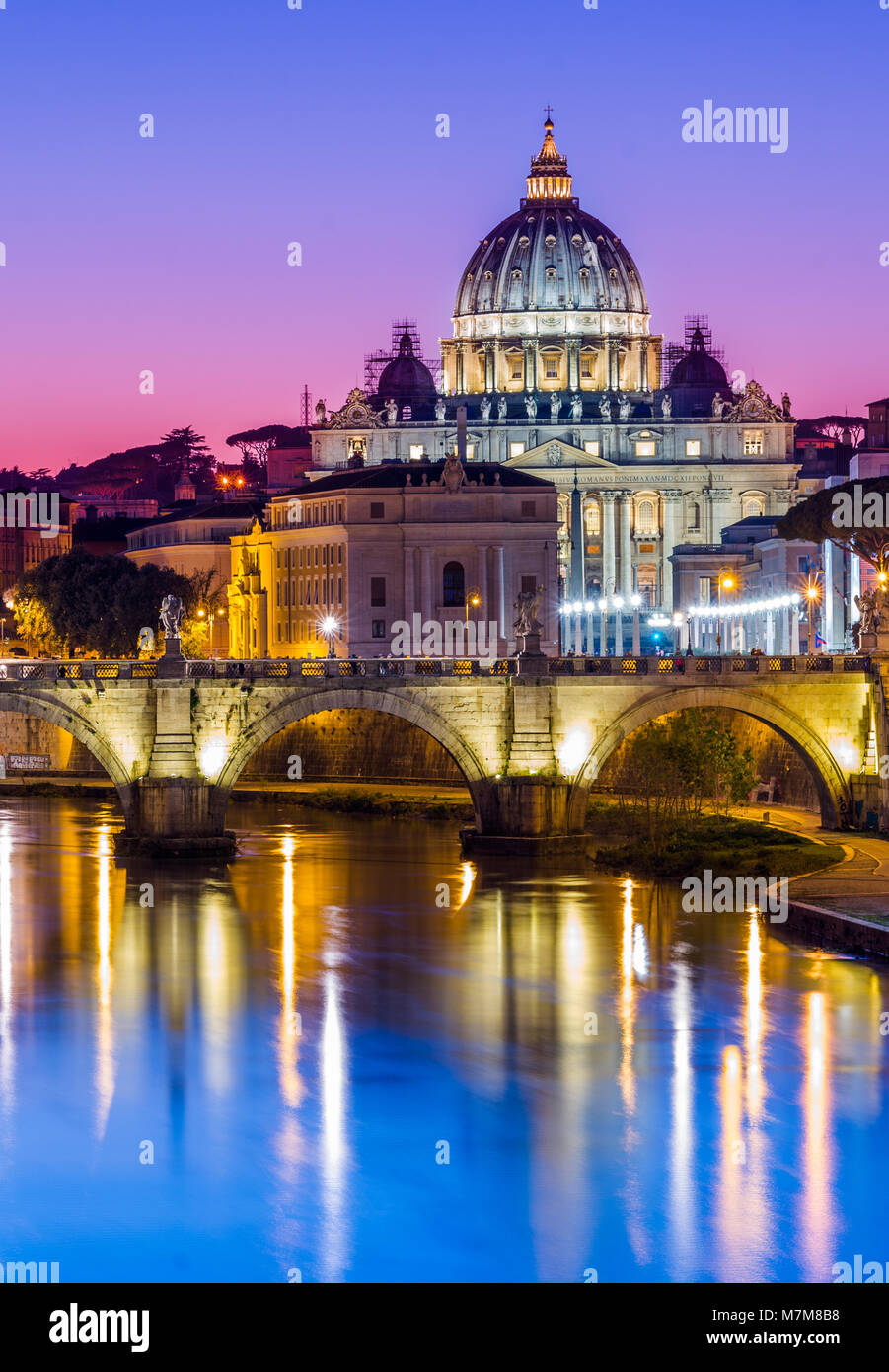 La Catedral de San Pedro y el Vaticano visto al atardecer, sobre el río Tíber. Roma, Lazio, Italia. Foto de stock