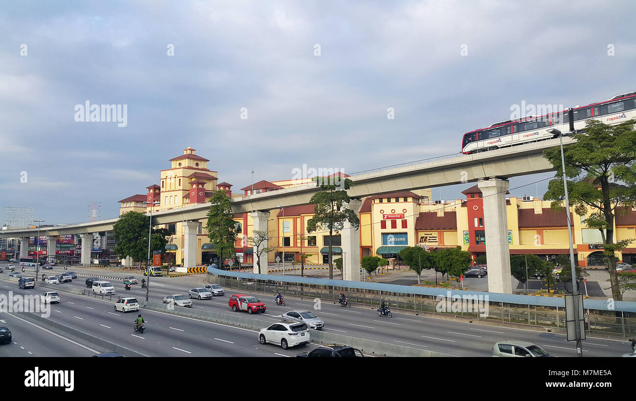 Selangor Feb 17, 2017 - El paisaje de la ciudad con Puchong LRT pasando por el tráfico. Este desarrollo Mixed-Use municipio urbano combina residente, Foto de stock