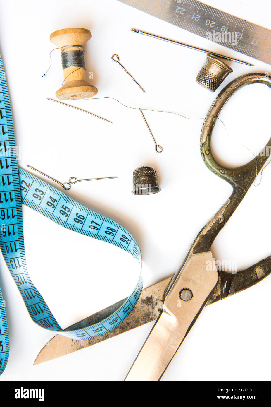 Vista aérea de viejas herramientas y accesorios de costura Foto de stock