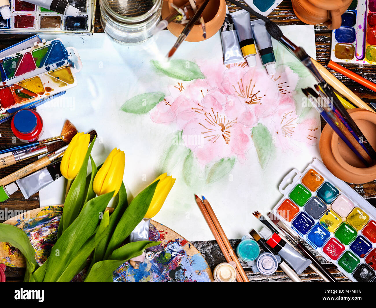 Brochas de pintura auténtica vida inmóvil sobre la mesa en la clase de arte  de la escuela Fotografía de stock - Alamy