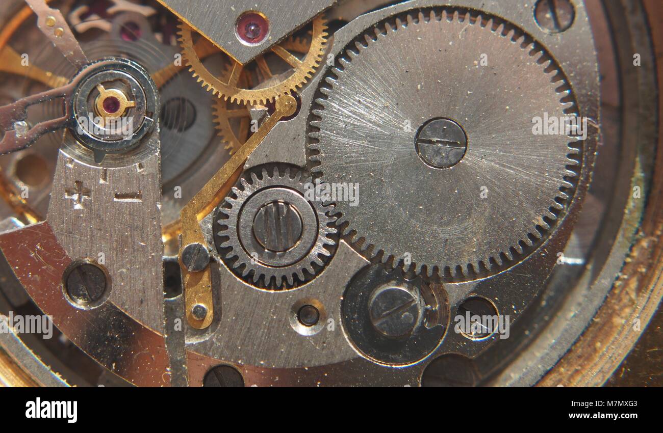 Un mecanismo de relojería. Engranajes, resortes y otras partes del reloj  son visibles. El modo macro Fotografía de stock - Alamy