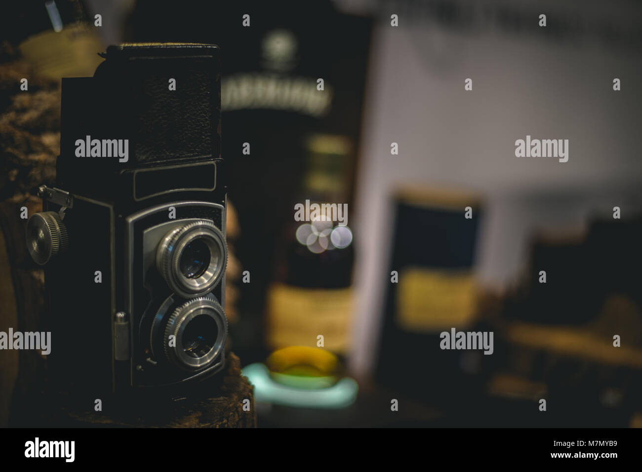 Editar el tono de color se centran en cámara con fondo difuminado , para la  nostalgia concepto , aún en vida de vintage cámara de película Fotografía  de stock - Alamy