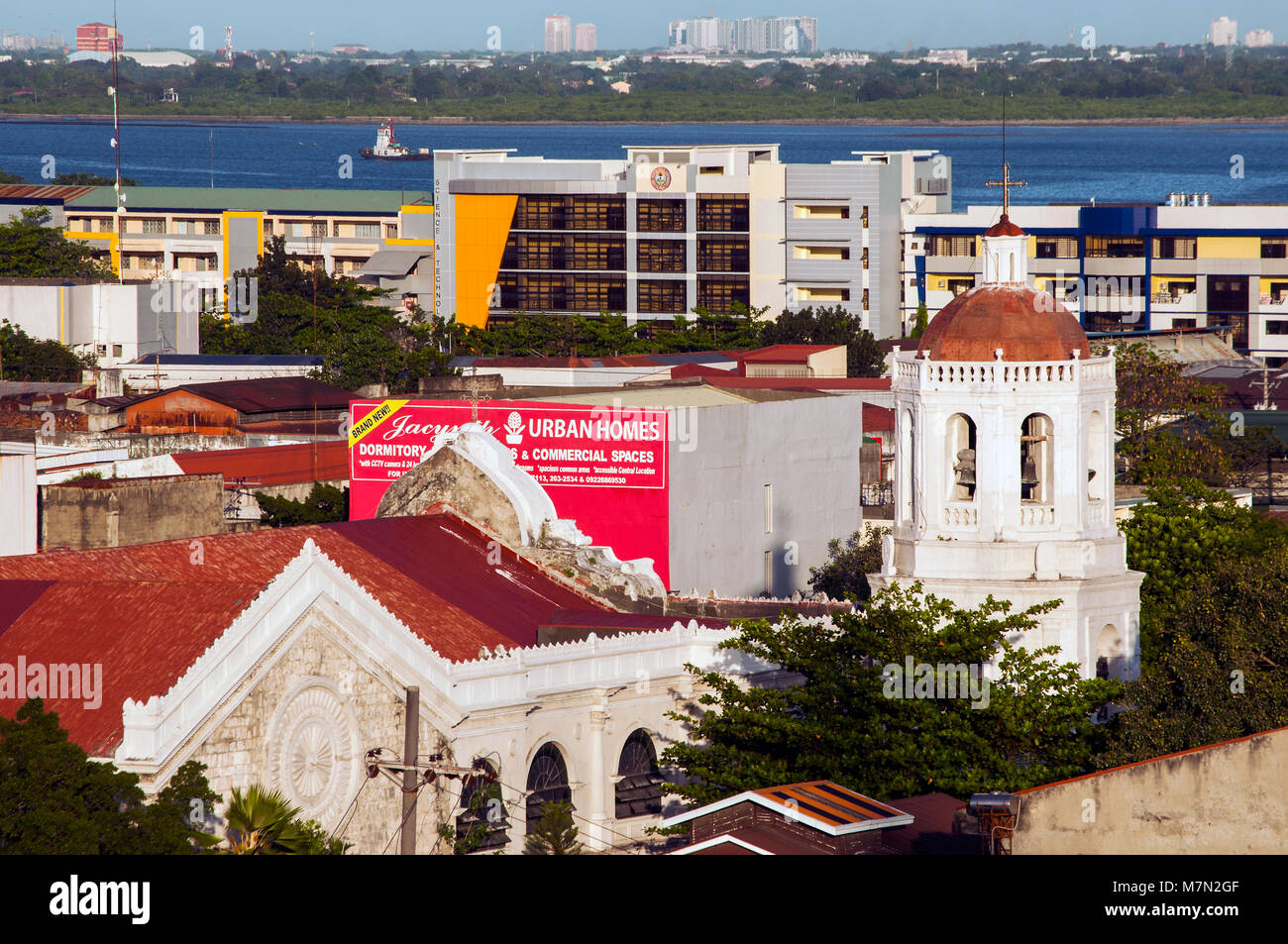 Vista aérea de la Catedral Metropolitana con la Isla de Mactan, más allá, en la Ciudad de Cebu, Filipinas Foto de stock