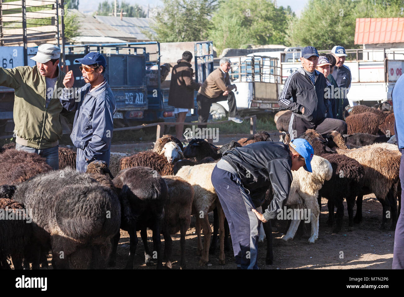 Mercado en Karakol, Kirguistán. Foto de stock
