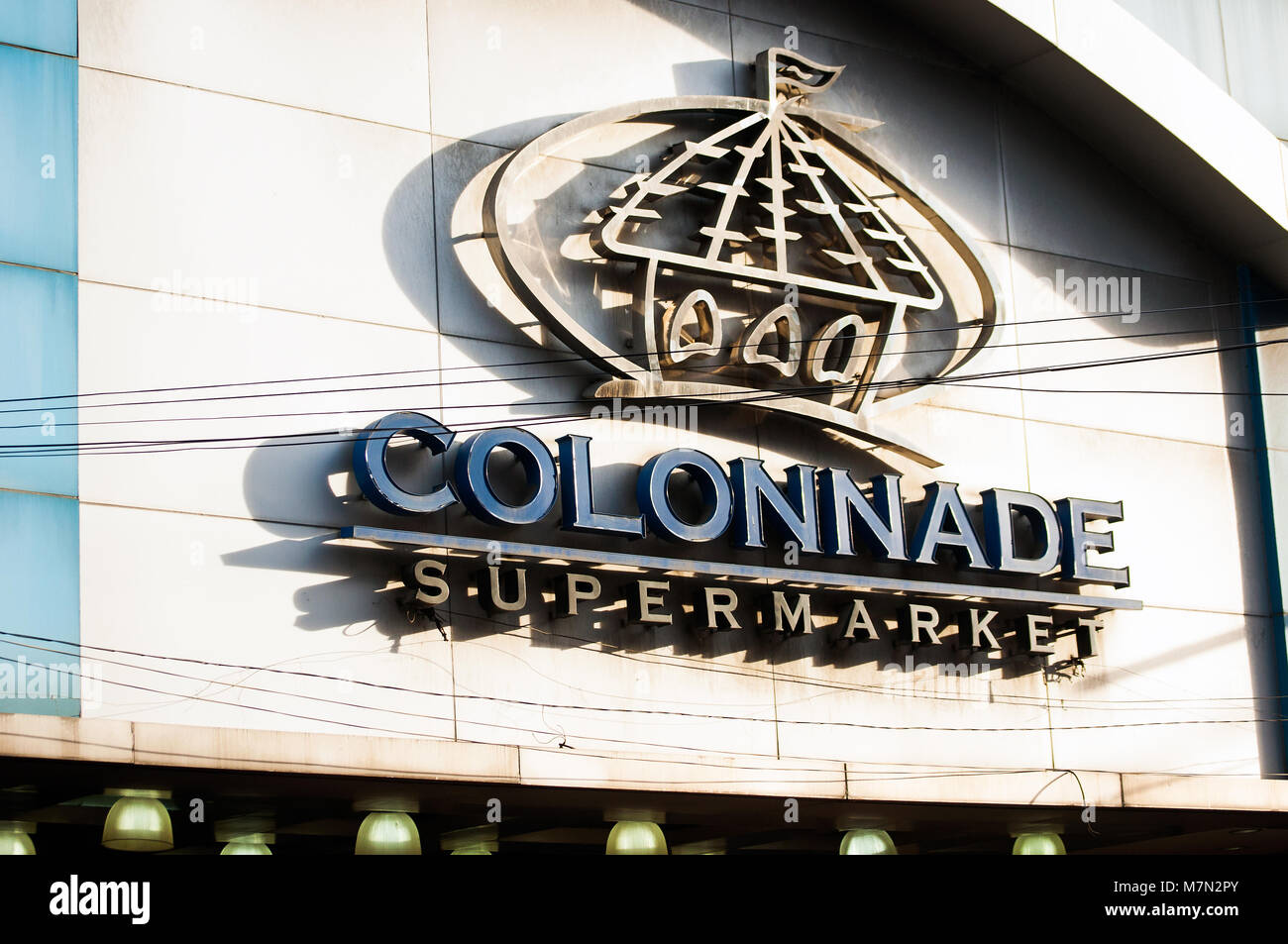 Colonnade supermercado firmar en la calle Colón, en la Ciudad de Cebu, Filipinas Foto de stock
