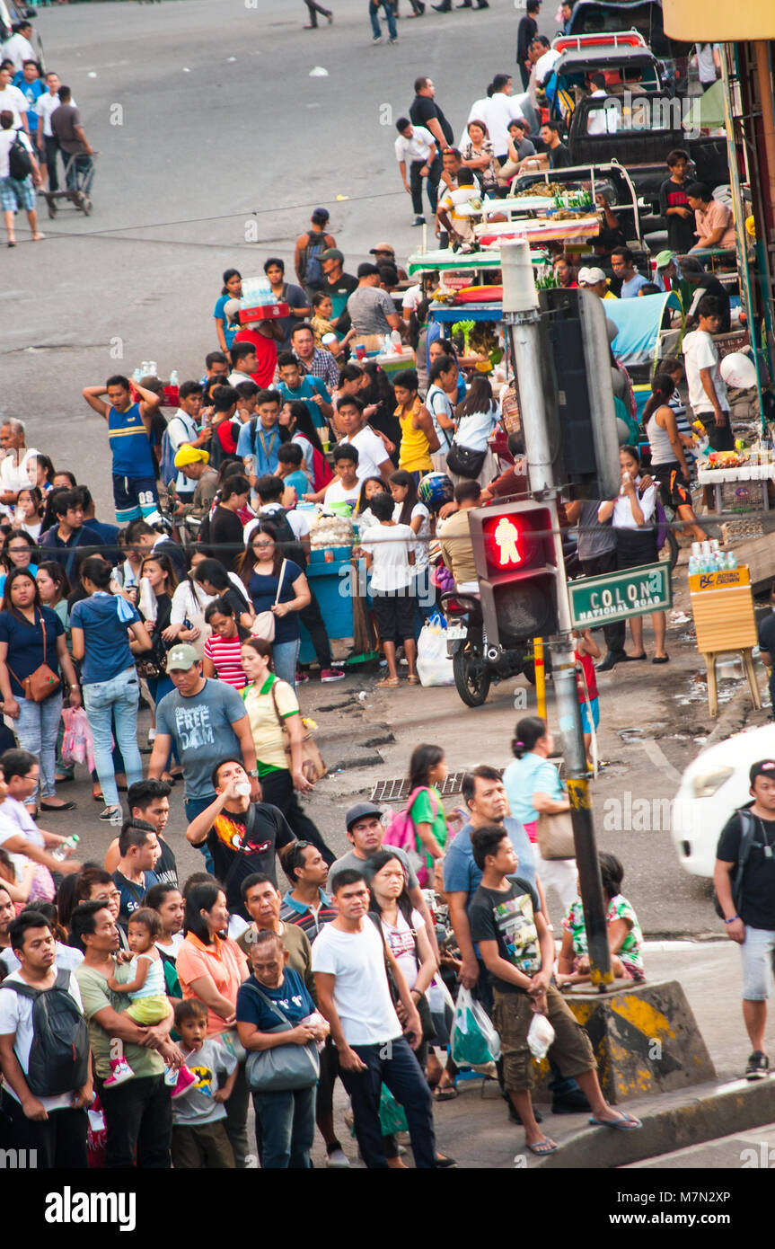 Vista aérea de pederstrians Cruzar Calle Colón, en la Ciudad de Cebu, Filipinas Foto de stock