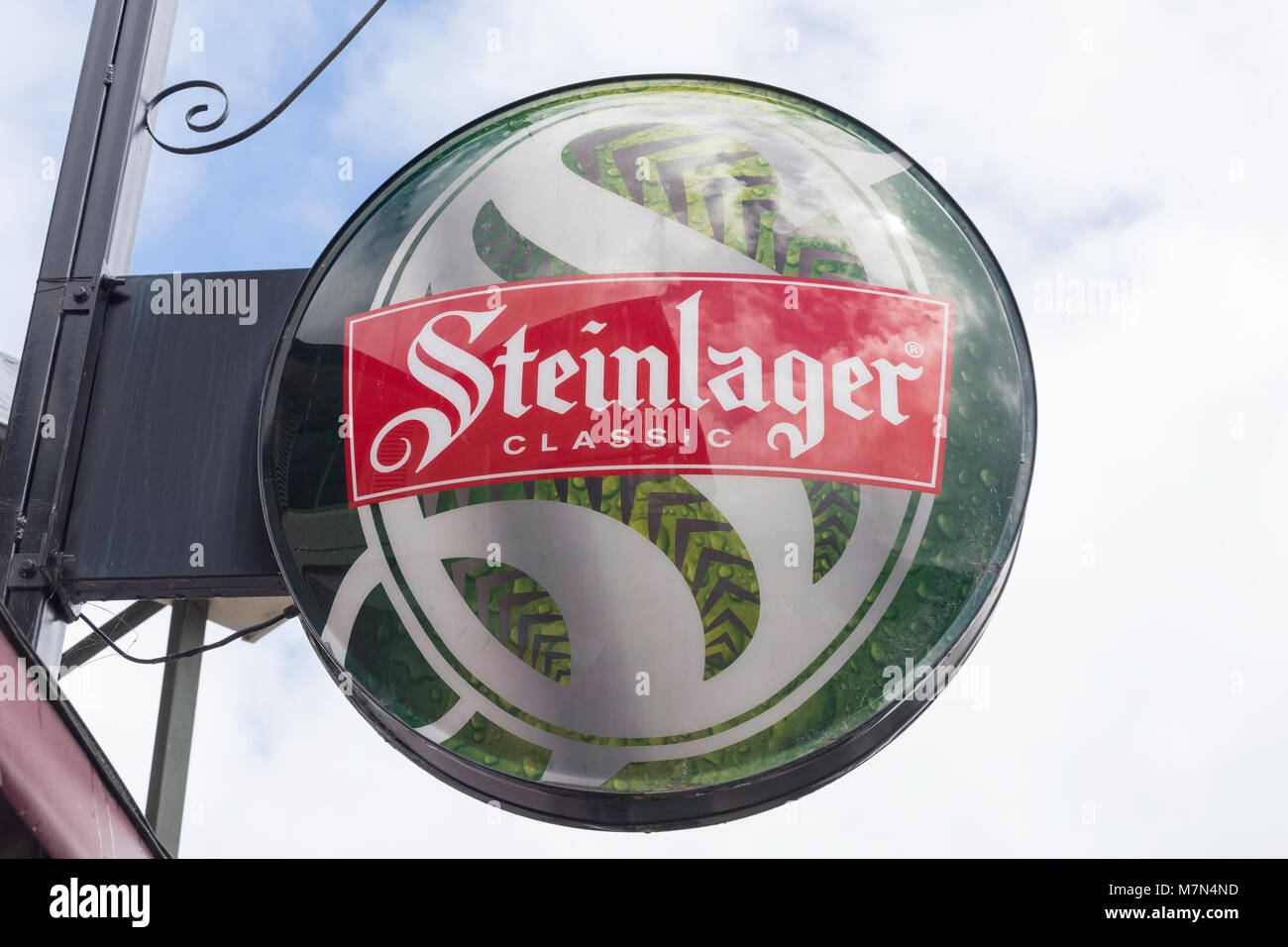 Nueva Zelandia cerveza Steinlager clásico signo de neón, Rue Lavaud, Akaroa, Península de Banks, la región de Canterbury, Nueva Zelanda Foto de stock
