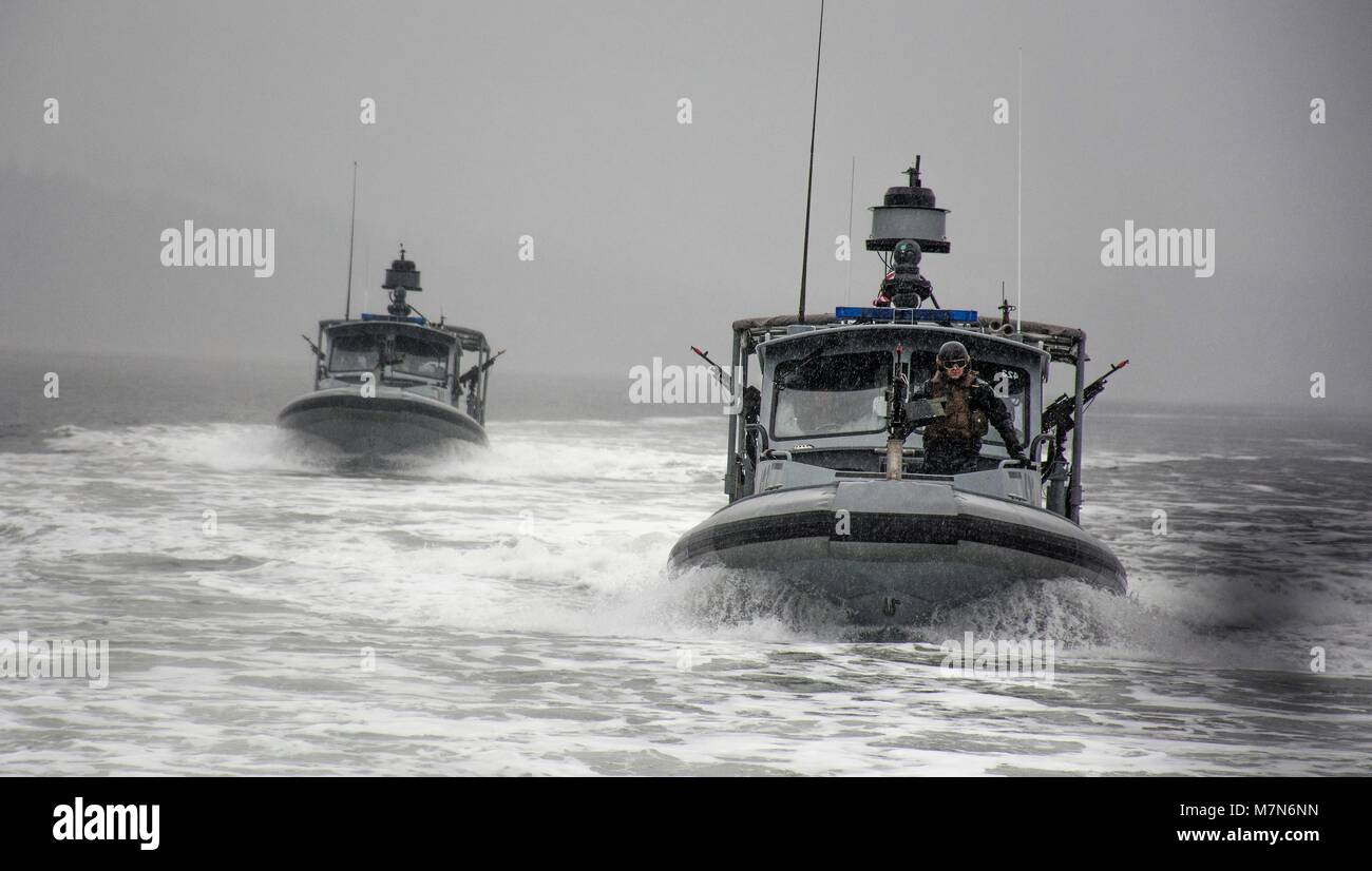 180308-N-NT795-918 Bangor, Washington (marzo 8, 2018) Los marineros asignados al escuadrón fluviales costeras(CRS) 11 de alto valor (Unidad) HVU Pacific Northwest realiza pequeñas embarcaciones ataque simulado el ejercicio como parte de mediados de ciclo de inspección realizada por el equipo móvil de capacitación (MTT) asignado al grupo fluviales costeras (CRG) 1 Unidad de Capacitación y Evaluación. HVU proporciona seguridad portuaria, alto valor de protección de activos y operaciones de seguridad marítima en las zonas costeras y de las vías navegables. CRG ofrece una capacidad básica para defender los activos de alto valor designado todo el verde y azul-medio ambiente y el suministro de agua d Foto de stock