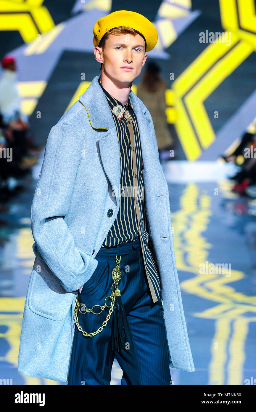 Canadá. 11 Mar, 2018. Los nuevos modelos representan moda Otoño/Invierno 2018 ZIN MAYER colección hombre durante la presentación pista en Toronto Men's Fashion Week 2018 (del 9 al
