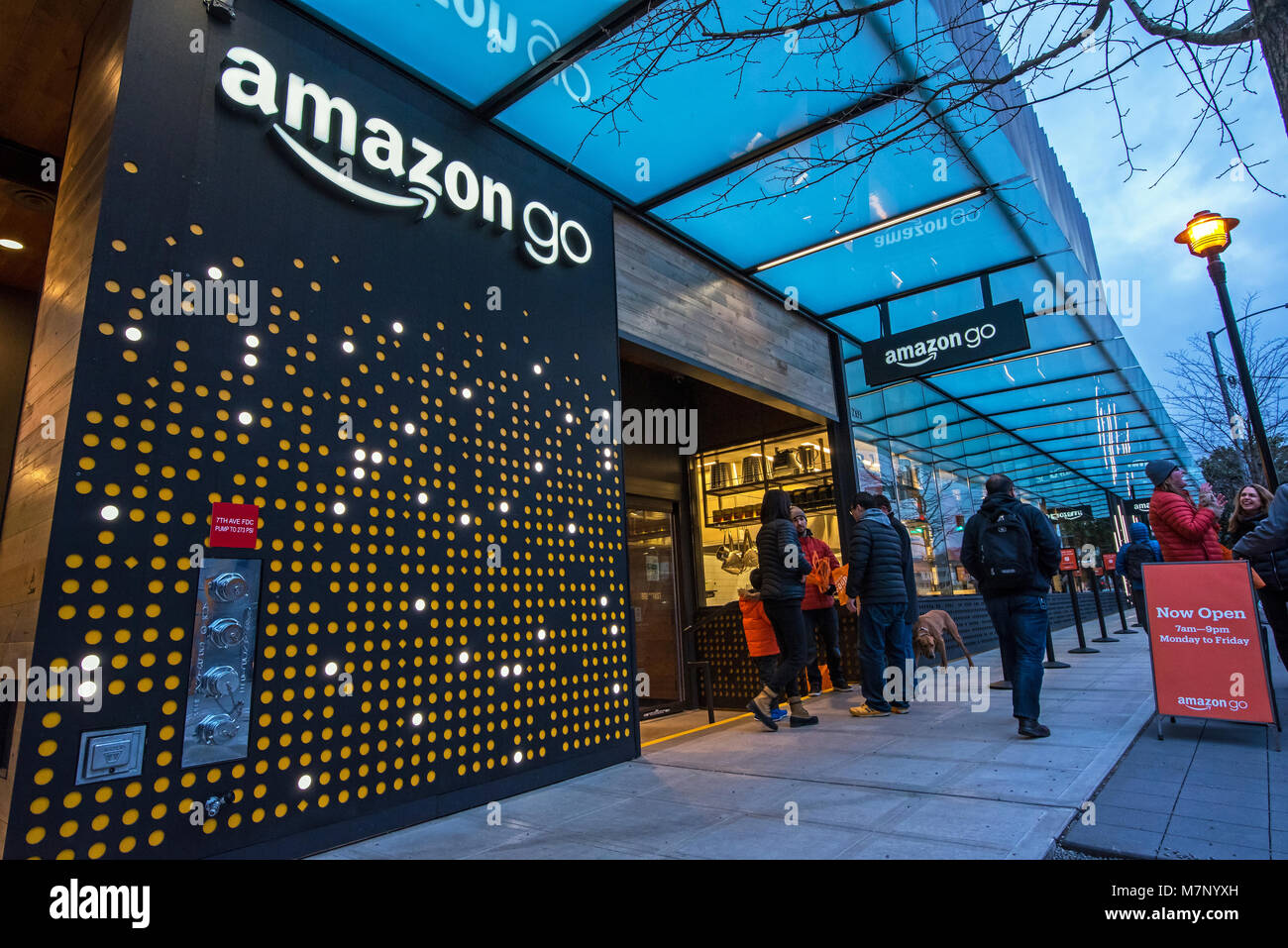 Seattle, Washington, EE.UU. - 21 de febrero de 2018, Amazon vaya tienda de ultramarinos que no requiere desproteger y líneas no abrió la primera tienda en 2018 cerca de th Foto de stock