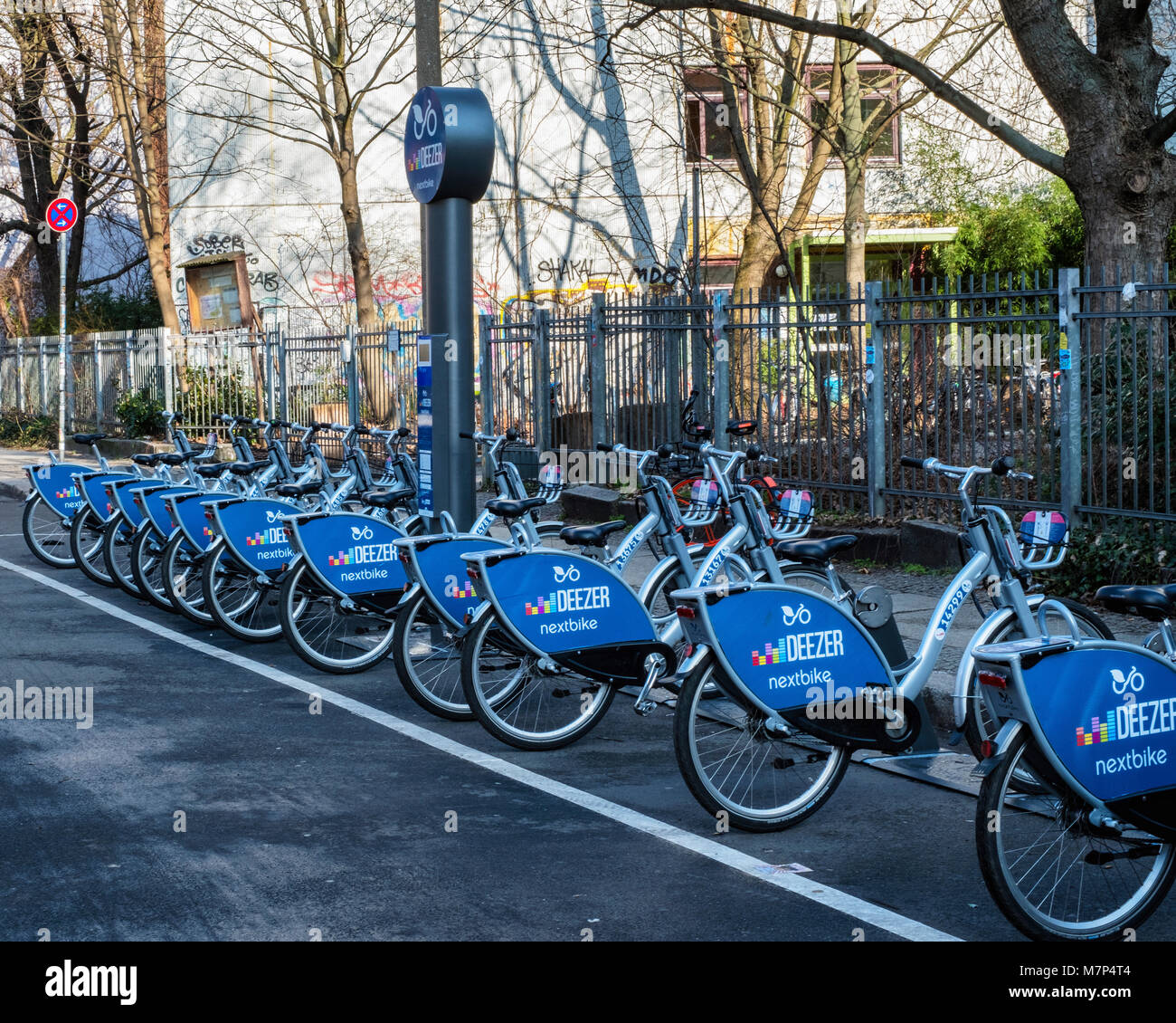 Berlín, Mitte, Azul Deezer Nextbike docking station con alquiler de  bicicletas aparcadas.Ciclos para alquilar Fotografía de stock - Alamy