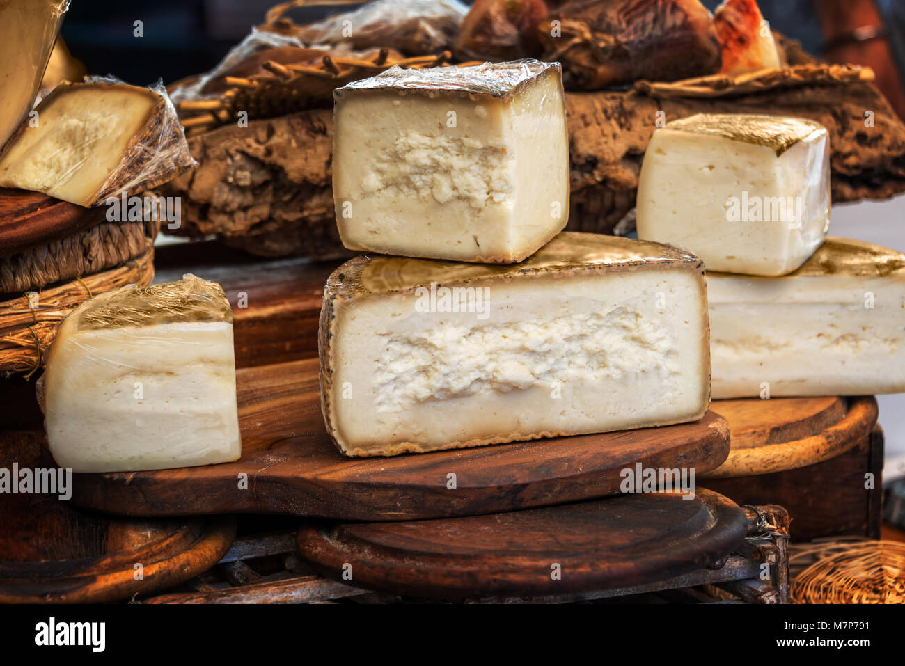 Queso pecorino italiano en un rústico de madera mostrar Foto de stock