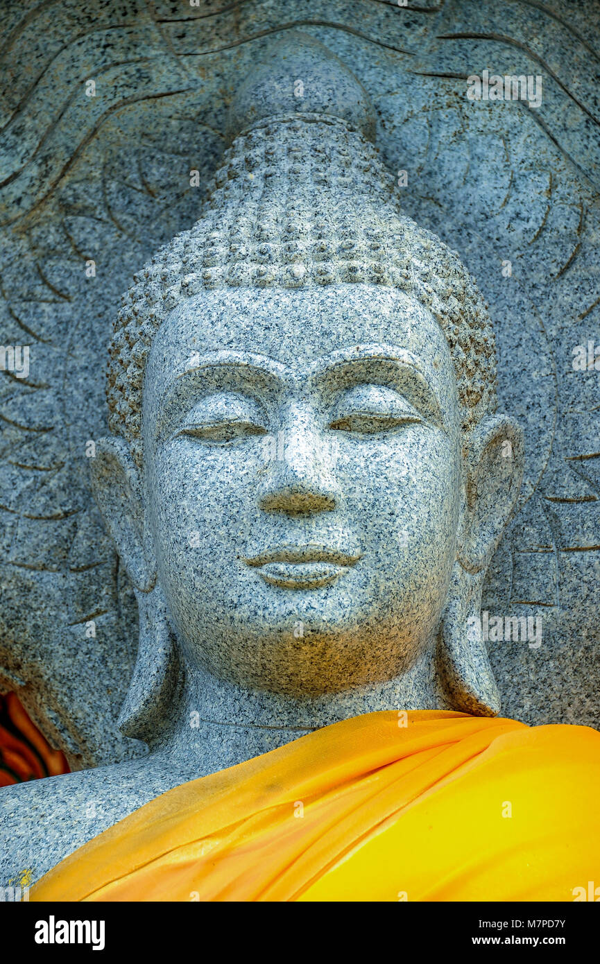 Imagen de Buda de granito, vestidos con túnicas de color amarillo en el  templo budista Fotografía de stock - Alamy