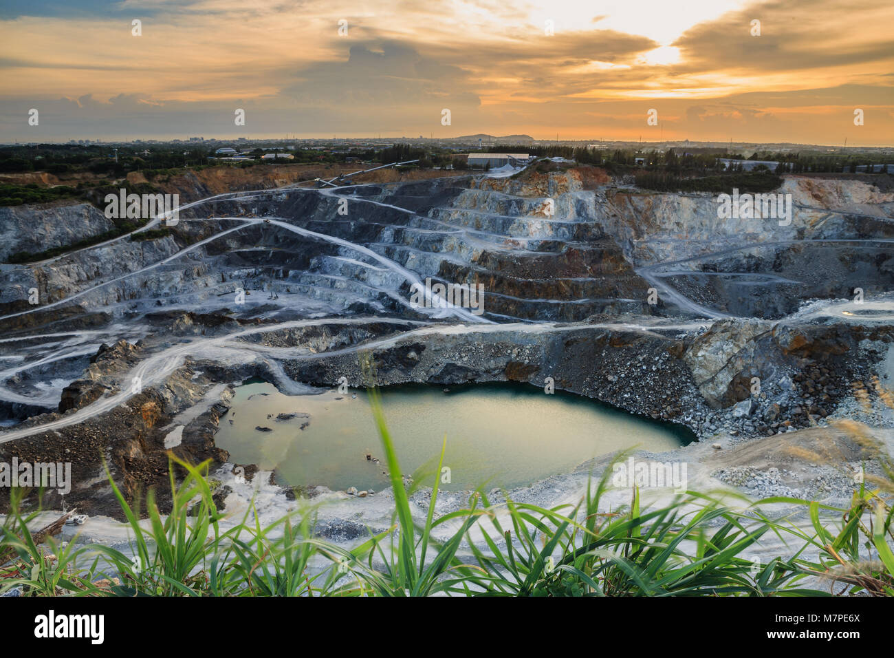 La minería a cielo abierto con hermosa cantera sol Foto de stock