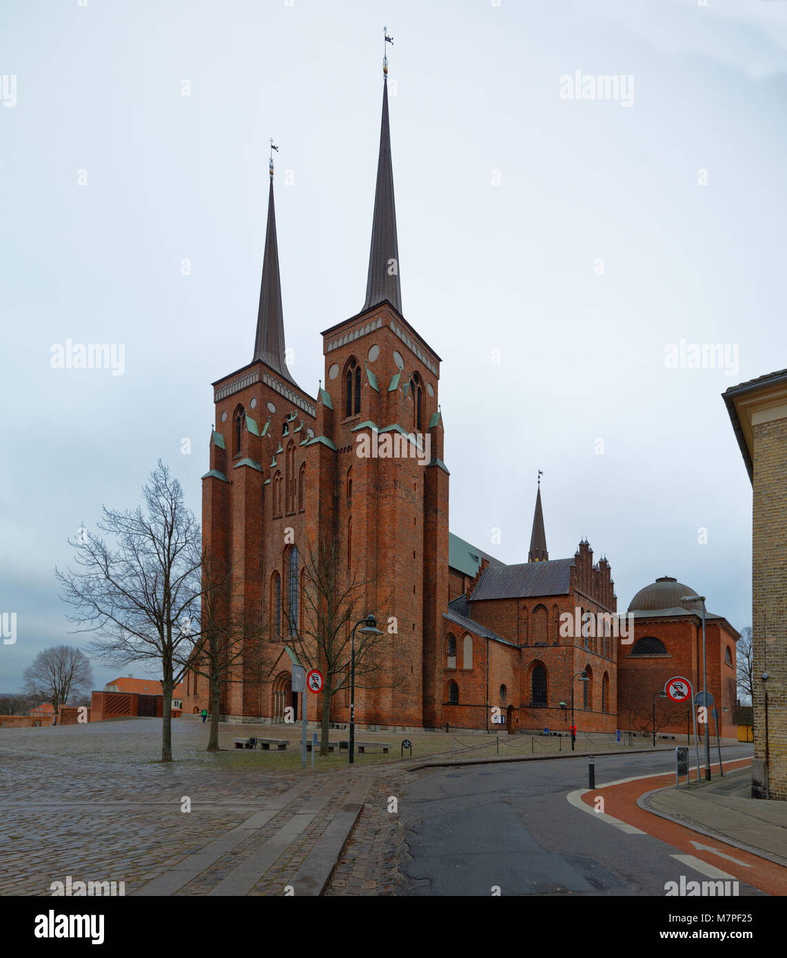 Roskilde, Dinamarca - 28 de diciembre de 2016: Catedral de Roskilde, donde 39 reyes y reinas de Dinamarca yacen sepultados. La Catedral es un Patrimonio Mundial de la UNESCO si Foto de stock