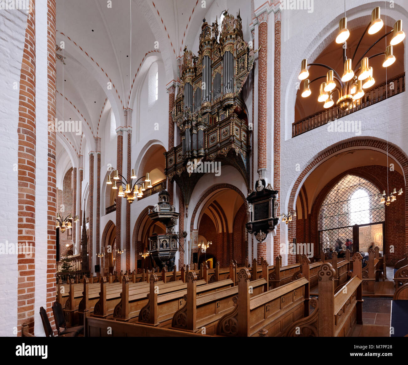 Roskilde, Dinamarca - 28 de diciembre de 2016: Interior de la Catedral de Roskilde, donde 39 reyes y reinas de Dinamarca yacen sepultados. La Catedral es un mundo de UNESCO Foto de stock