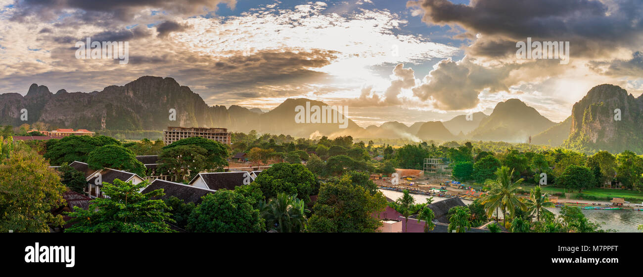 La vista horizontal panorama al atardecer en Vang Vieng, Laos. Foto de stock