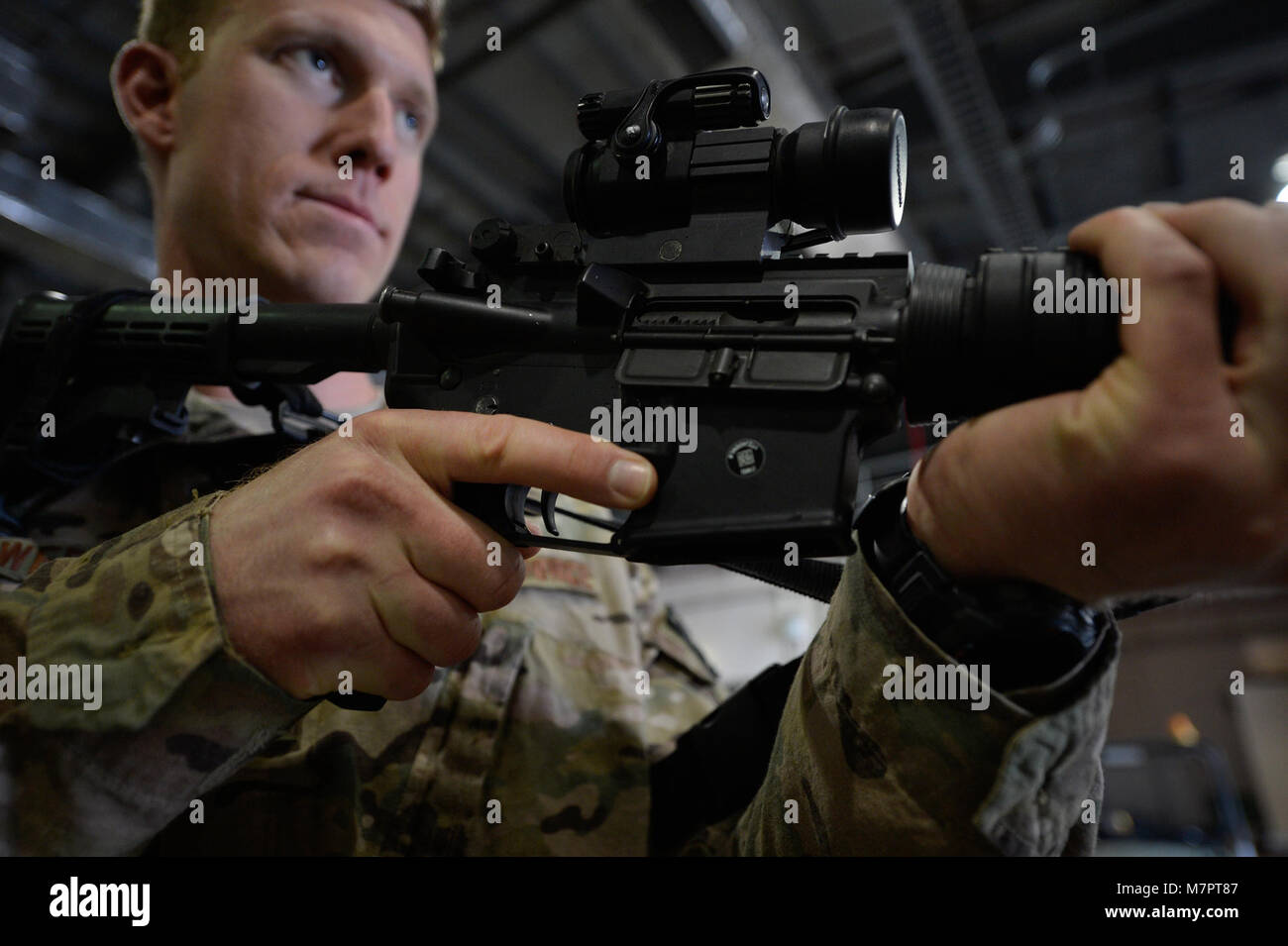 El Sargento de la Fuerza Aérea de EE.UU. Joshua Bowers, 455a Puerto Aéreo expedicionaria aérea escuadrón porter, prácticas simulacros de armas durante la formación del programa Check Six en aeródromo de Bagram, Afganistán, 21 de octubre de 2014. El programa está diseñado para aumentar la conciencia de los miembros militares y práctica memoria muscular que será crítico en el caso de un ataque violento o de ocurrencia. Bowers se implementa desde la base de la Fuerza Aérea de Charleston, Carolina del Sur y nativo de Alvin, Texas. (Ee.Uu. Foto de la fuerza aérea por el Sargento. Evelyn Chávez/liberado) 455a ala expedicionaria aérea aeródromo de Bagram, Afganistán Foto de stock