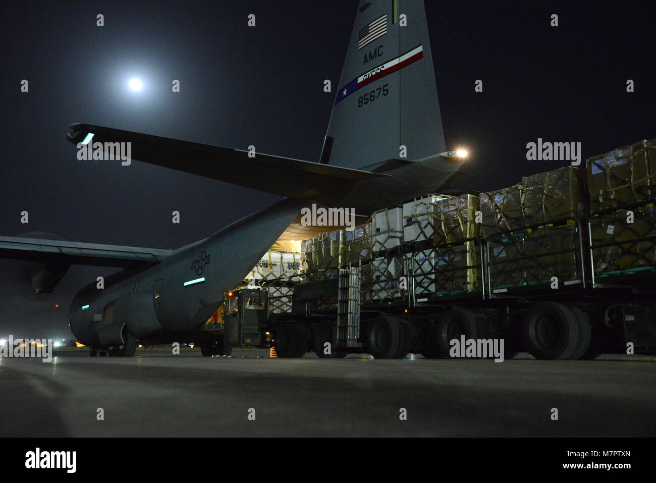 Aeródromo de Bagram, Afganistán - un avión C-130 J Super Hercules está cargado con suministros de alimentos en el aeródromo de Bagram, Afganistán, 14 de junio de 2014. Los aviadores asignados al puerto aéreo escuadrilla expedicionaria 455preparado más de 18.000 libras de alimentos para su entrega a las bases de operaciones de avanzada, 14 de junio de 2014. Los perecibles tuvo que ser entregado dentro de las tres horas después de ser retirado del congelador. (Ee.Uu. Foto de la fuerza aérea por el Sargento Primero. Cohen A. Young/liberado) 455a ala expedicionaria aérea aeródromo de Bagram, Afganistán Foto de stock