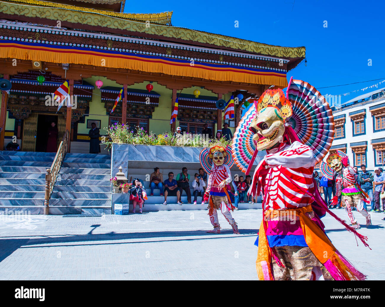 Los monjes budistas realizan Cham durante el Festival de Danza de Ladakh en Leh India Foto de stock