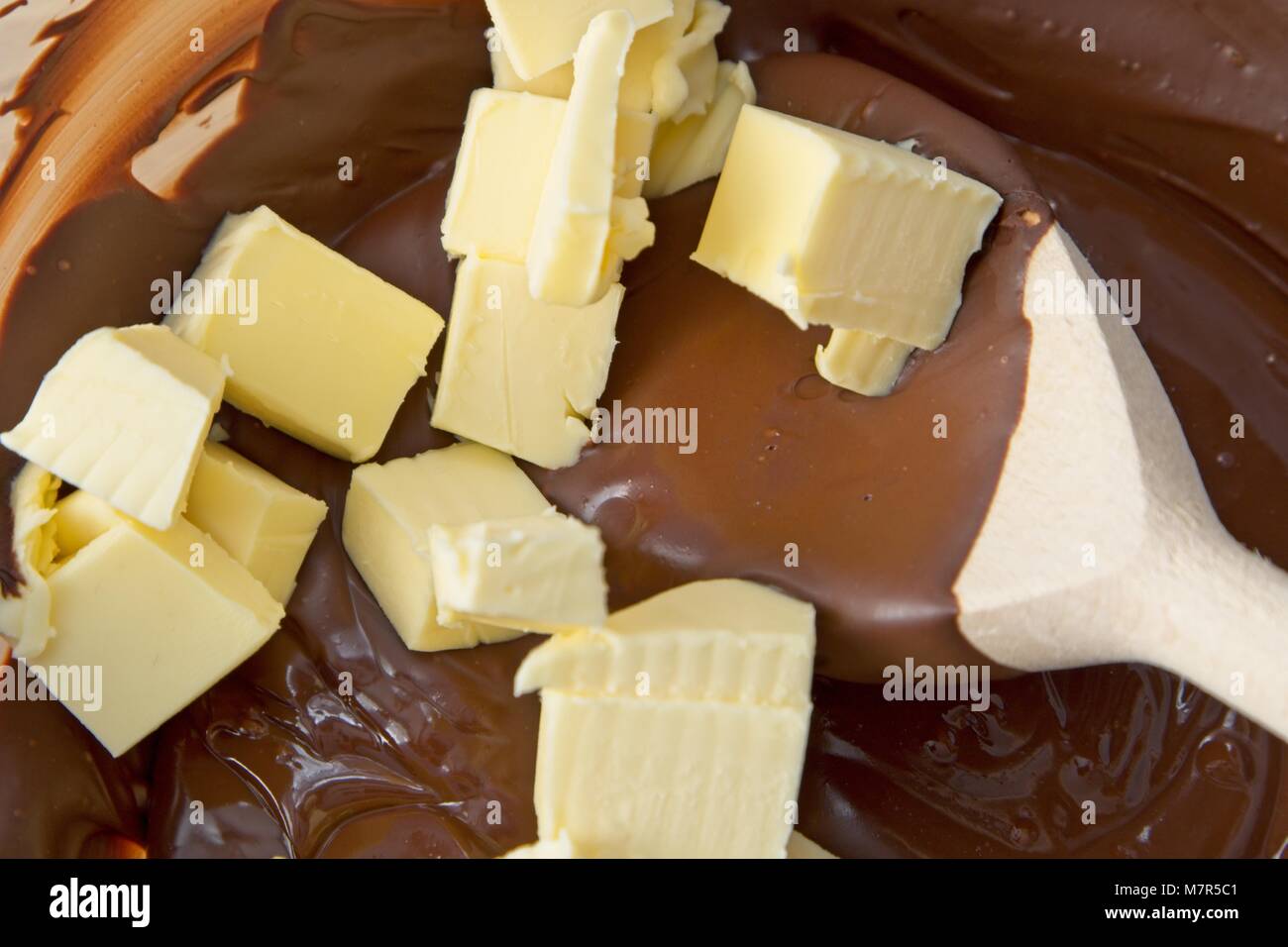 Máquina para fundir el chocolate y bañar frutas o bocadillos Fotografía de  stock - Alamy