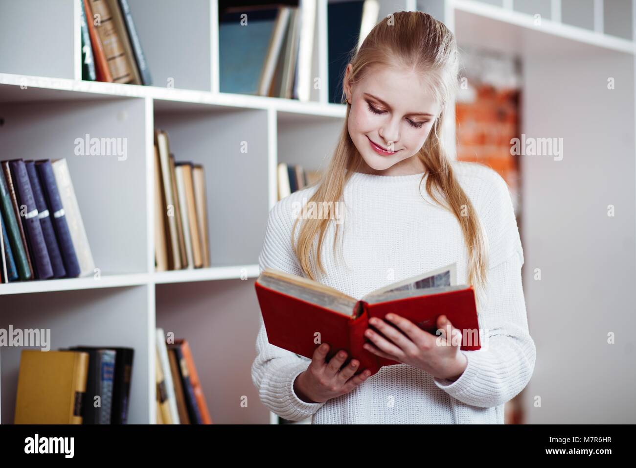 Adolescente en una biblioteca Foto de stock