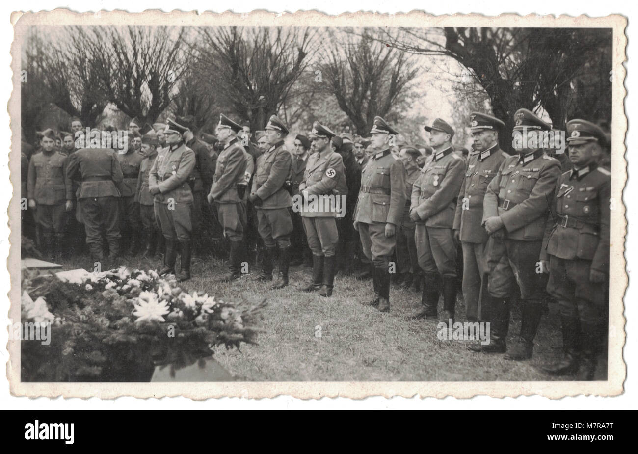Entierro, entierro masivo de tropas británicas en un cementerio cerca de Leipzig en Alemania el 27 de febrero de 1945, durante la Segunda Guerra Mundial, las fotografías son todas estampado en el reverso con Stalag IV-A, campamento de prisioneros de guerra Foto de stock