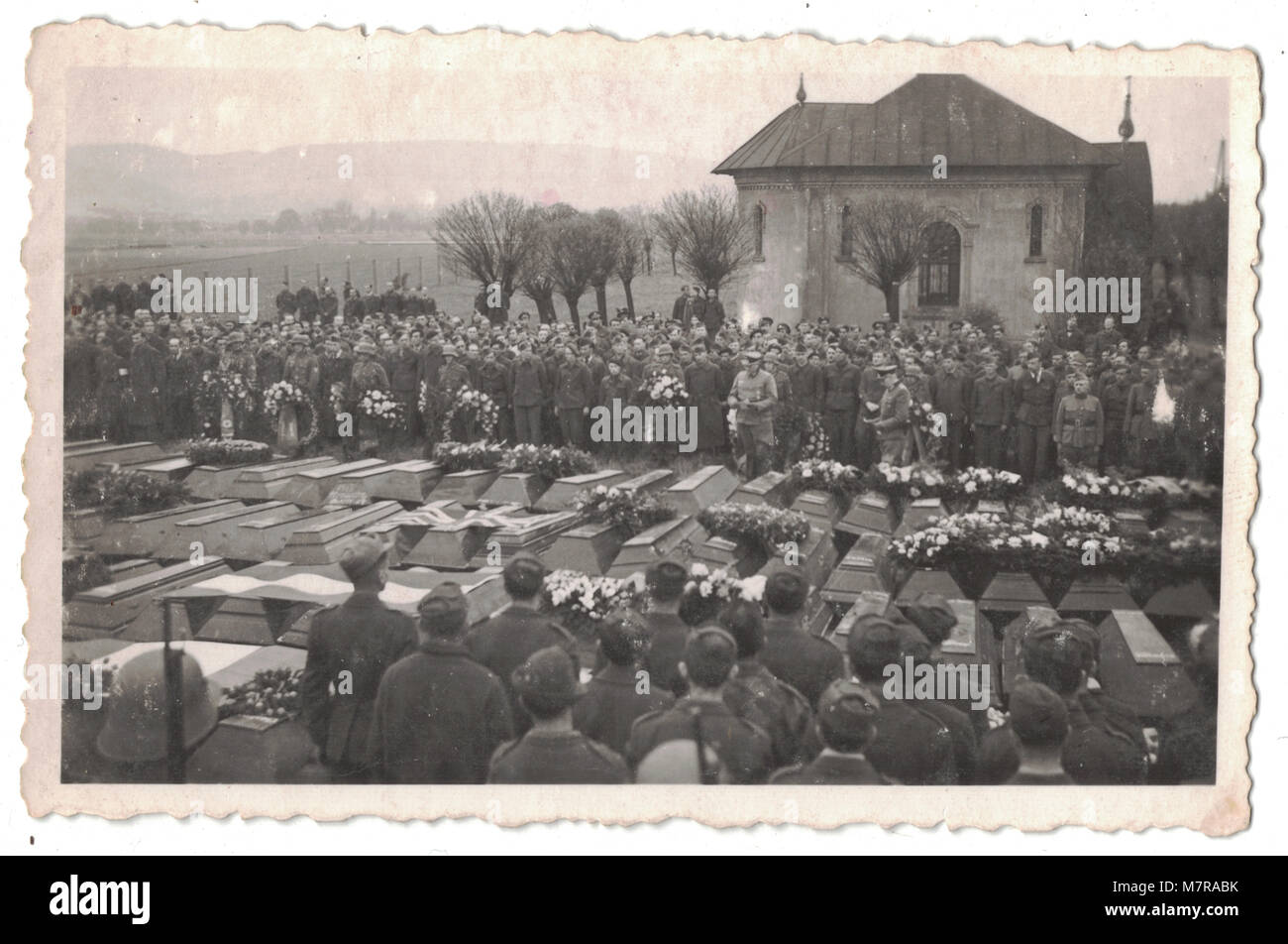 Entierro, entierro masivo de tropas británicas en un cementerio cerca de Leipzig en Alemania el 27 de febrero de 1945, durante la Segunda Guerra Mundial, las fotografías son todas estampado en el reverso con Stalag IV-A, campamento de prisioneros de guerra Foto de stock