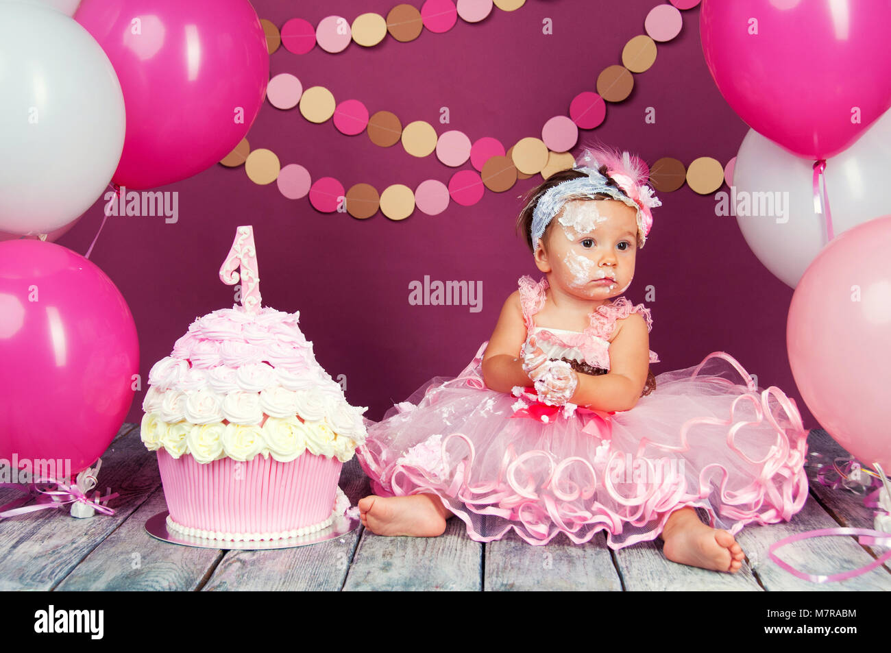 Torta de cumpleaños 1 año primer año niña Stock Photo