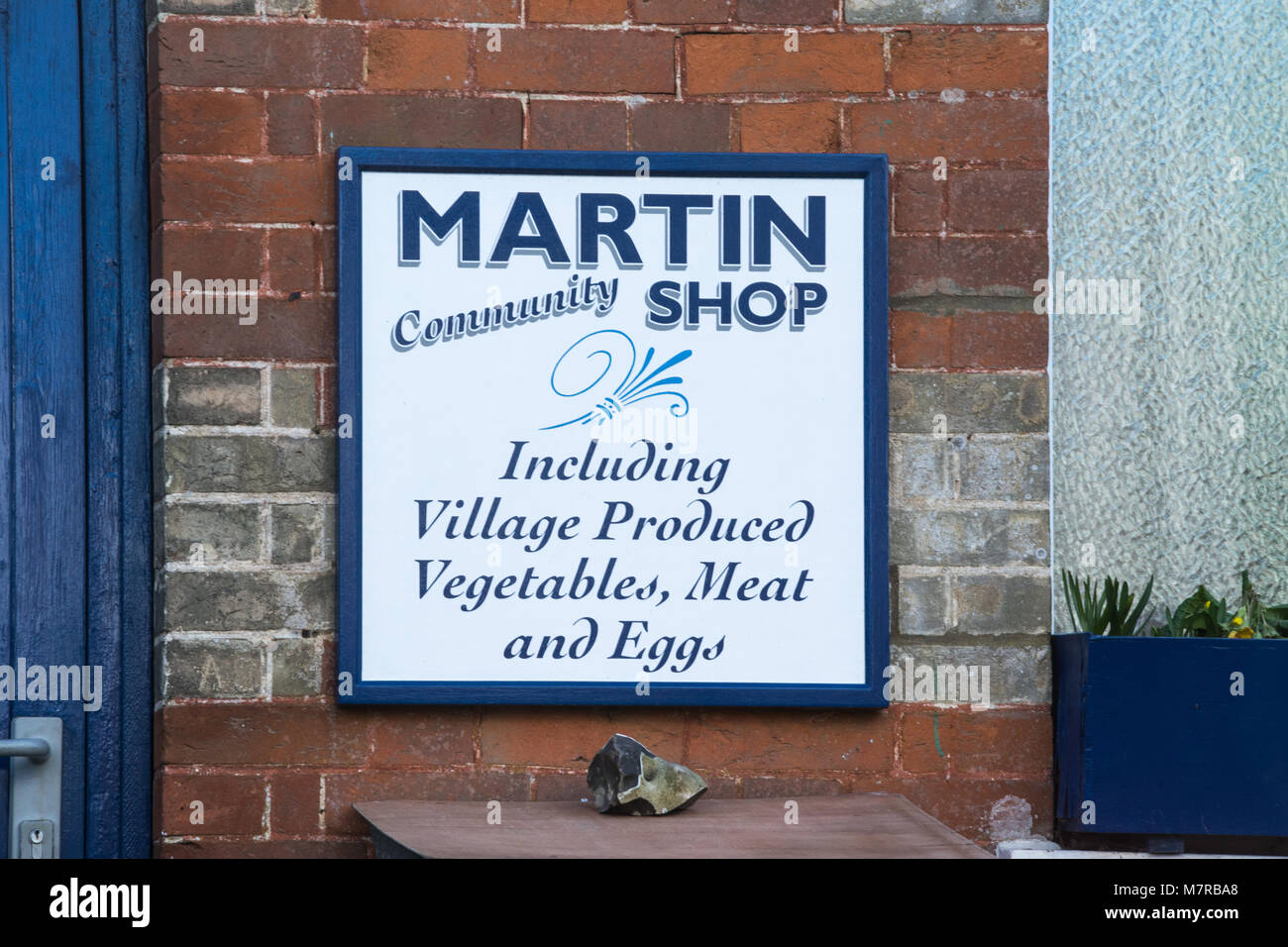 Firmar fuera de la comunidad de la aldea tienda en Martin, Hampshire, Reino Unido Foto de stock