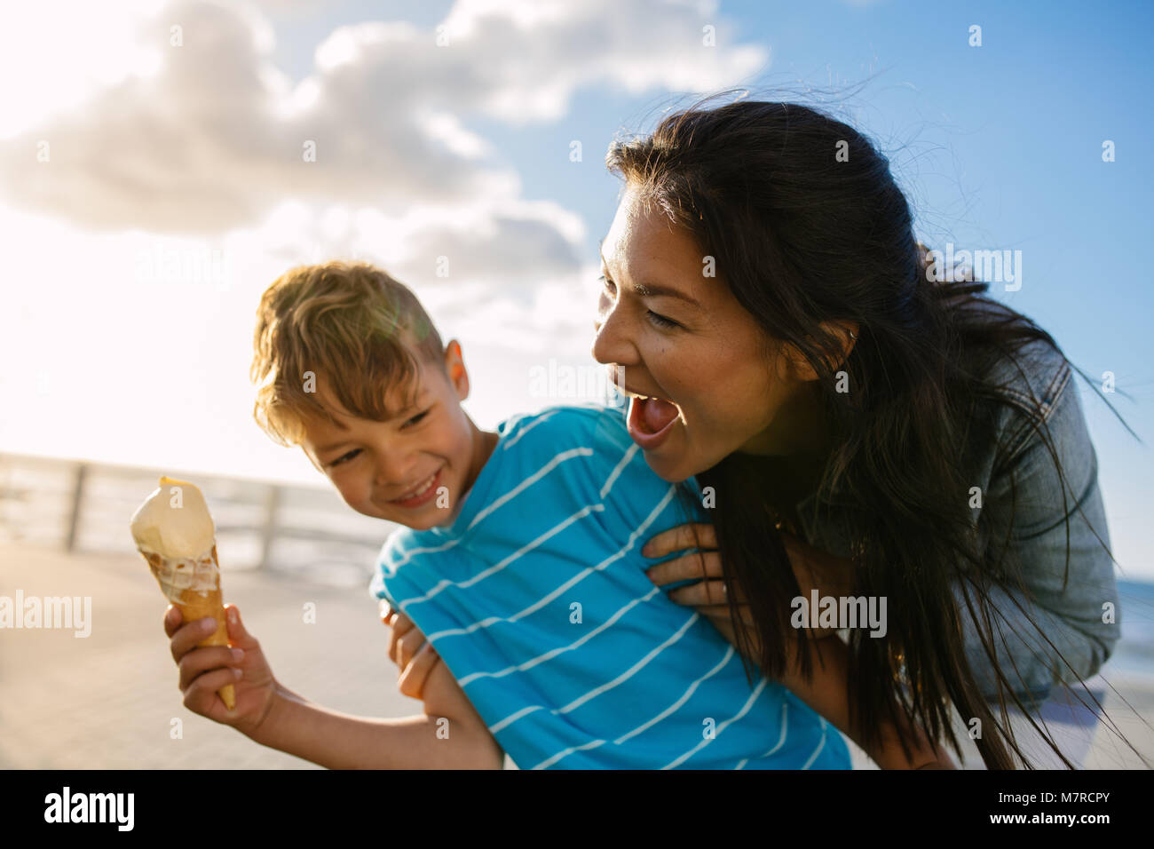 Сын наслаждения. Сын наслаждения. Мама со взрослым сыном со спины. Отцы и дети. Фотосессия папа и дочка.