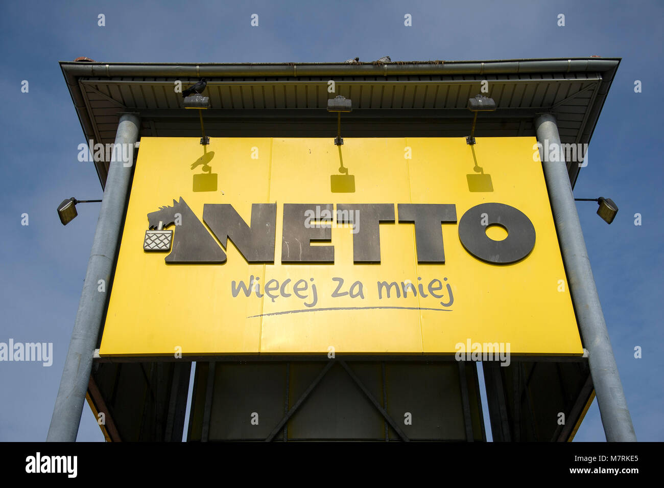 Aparcamiento vacío de supermercado Netto en el comienzo de la ley de restricción de domingo de compras en Polonia para prohibir el comercio de los grandes supermercados y retaile Foto de stock